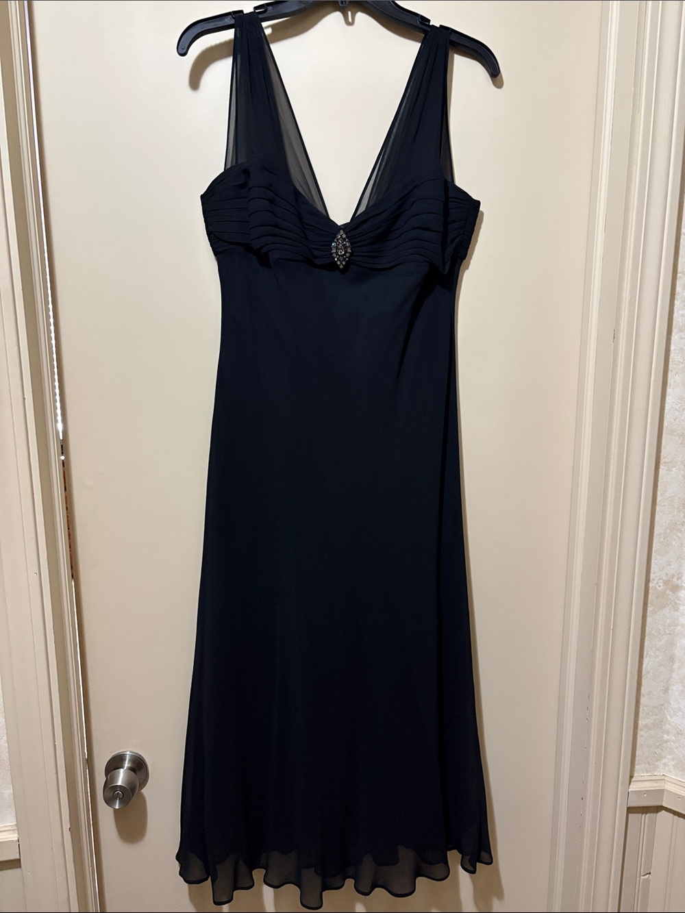 Jones New York Black V-Neck Midi Dress with Pleated Bodice